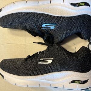Skechers Arch Fit air cooled Men’s Size 12